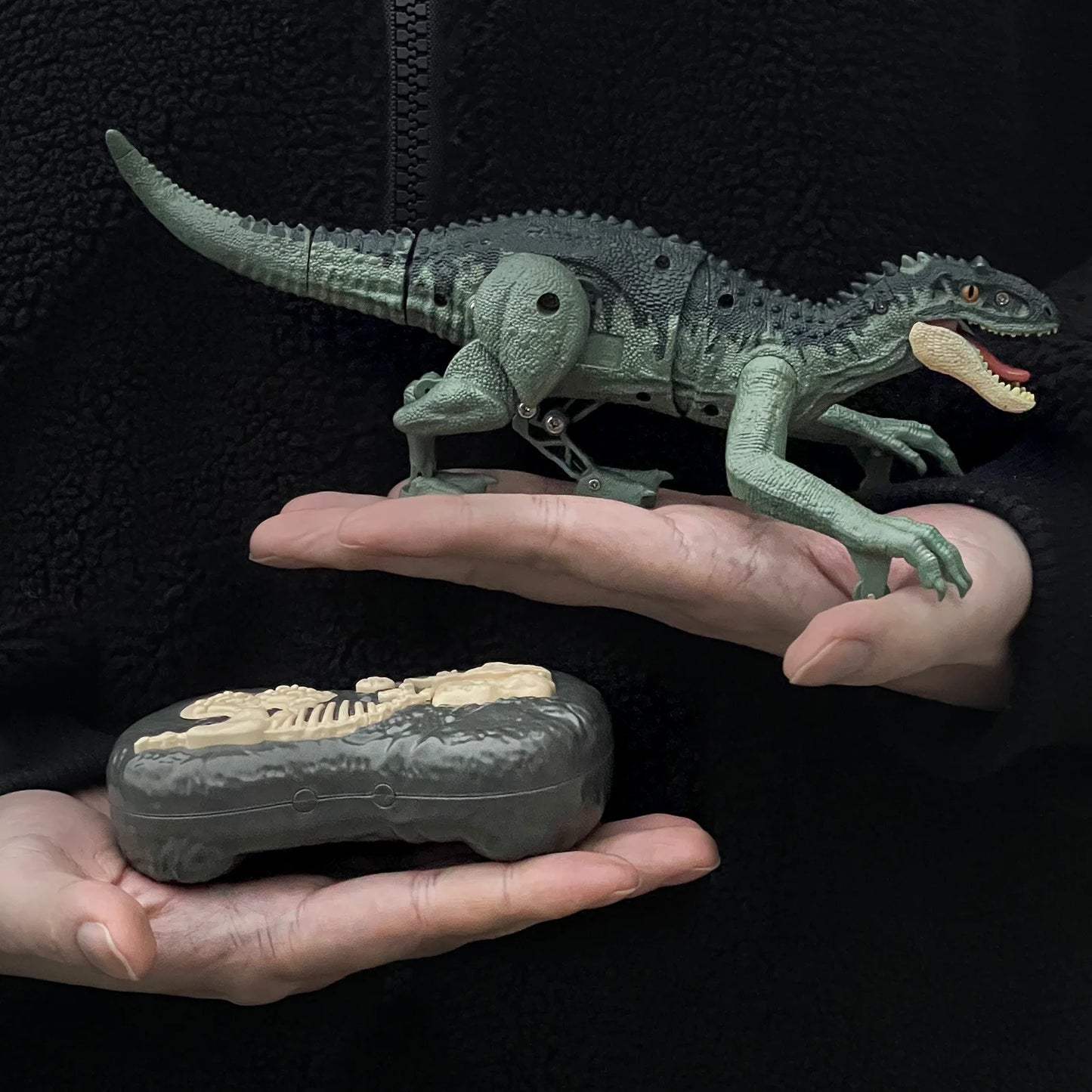 RC Velociraptor Dinosaur – Realistic Walking & Roaring Remote Control Toy (2.4GHz, Auto Mode)